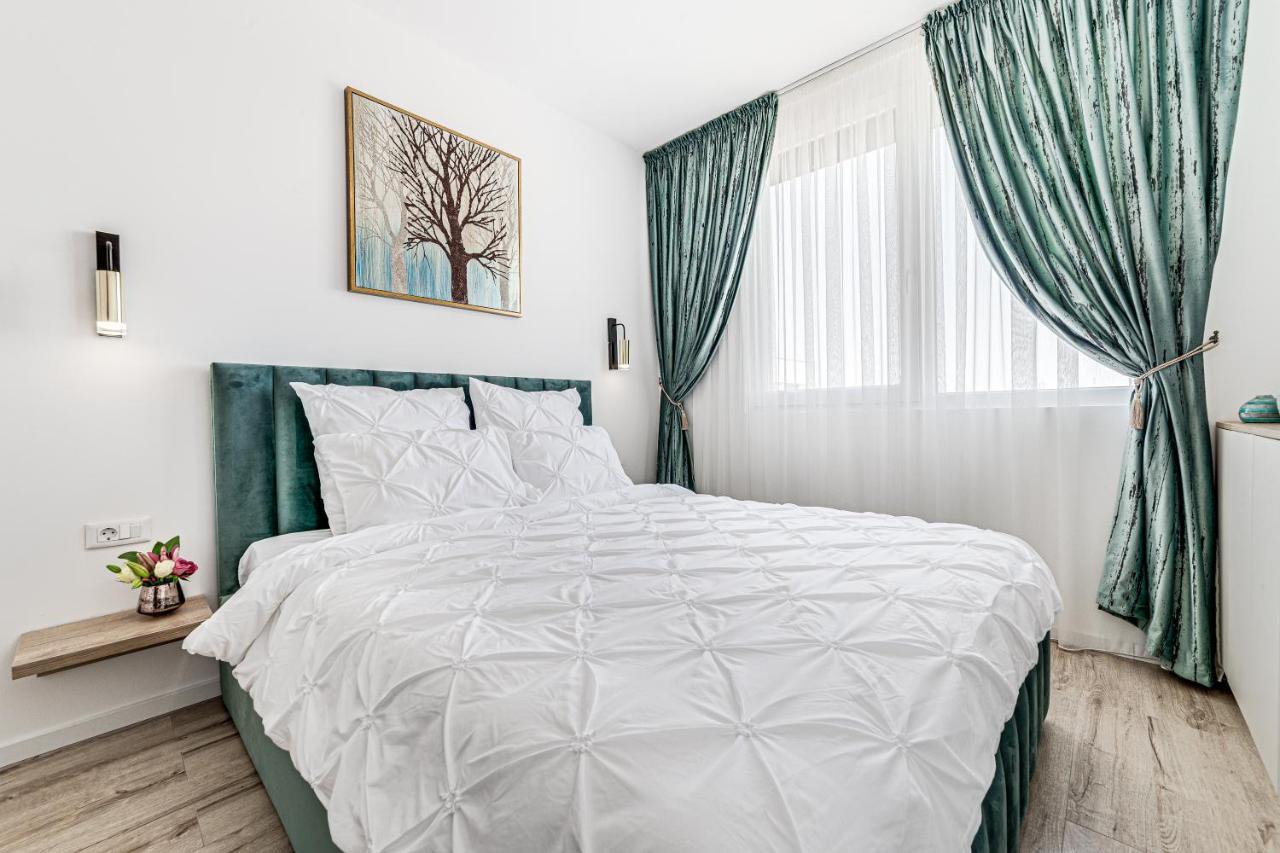 Ari Pink & Turquoise - Afi Mall High-end Apartment *