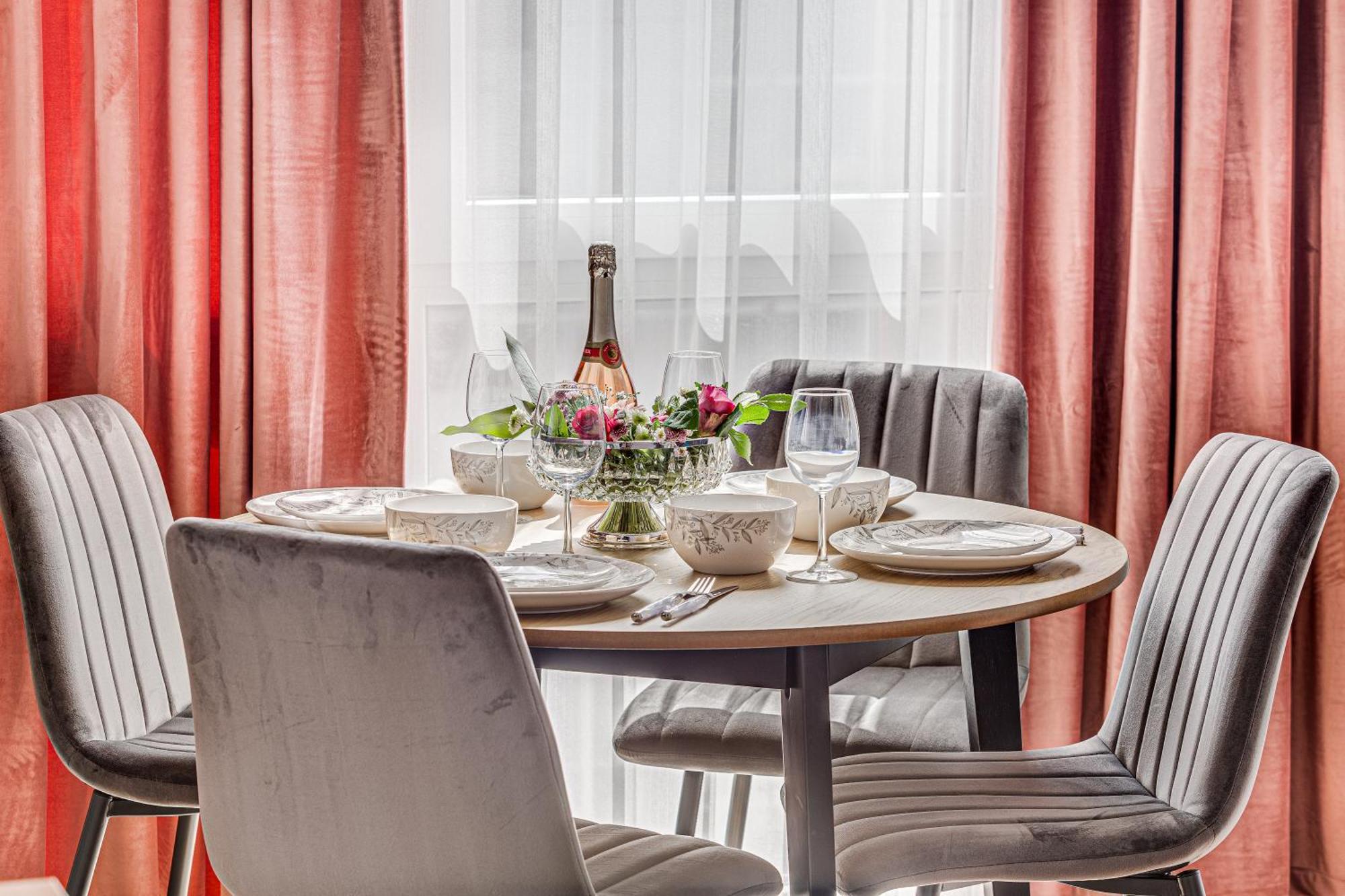 Ari Pink & Turquoise - Afi Mall High-end Apartment