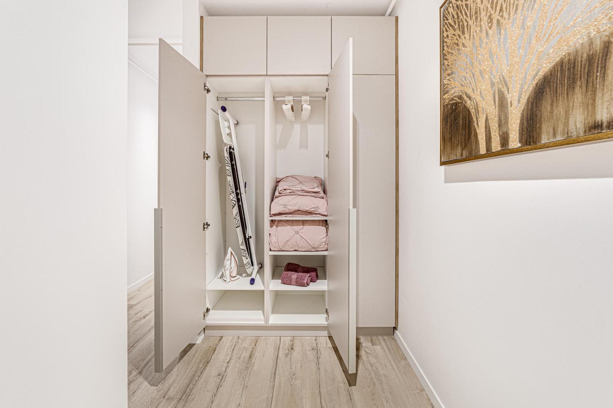 Ari Pink & Turquoise - Afi Mall High-end Apartment *