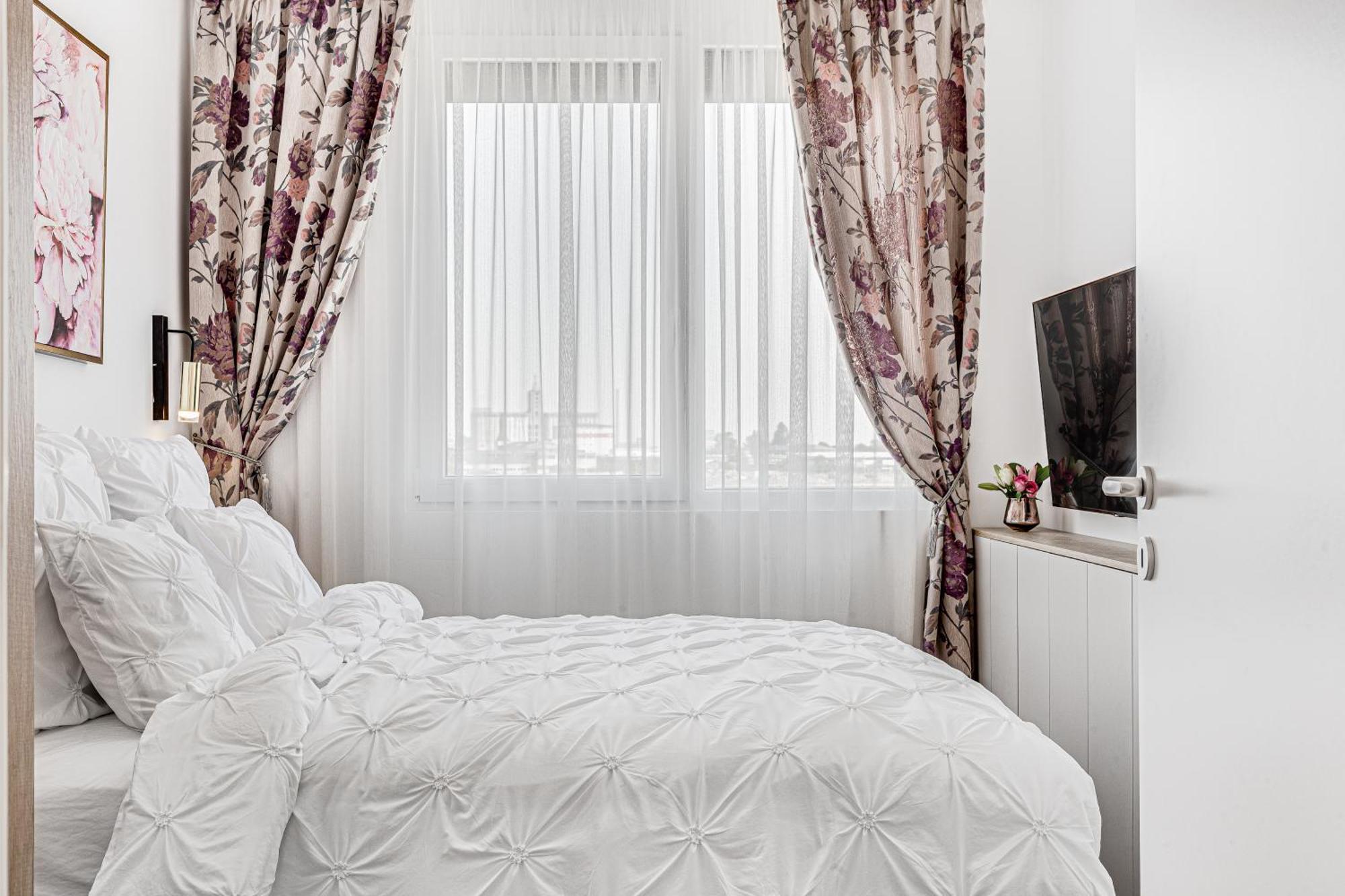 Ari Pink & Turquoise - Afi Mall High-end Apartment