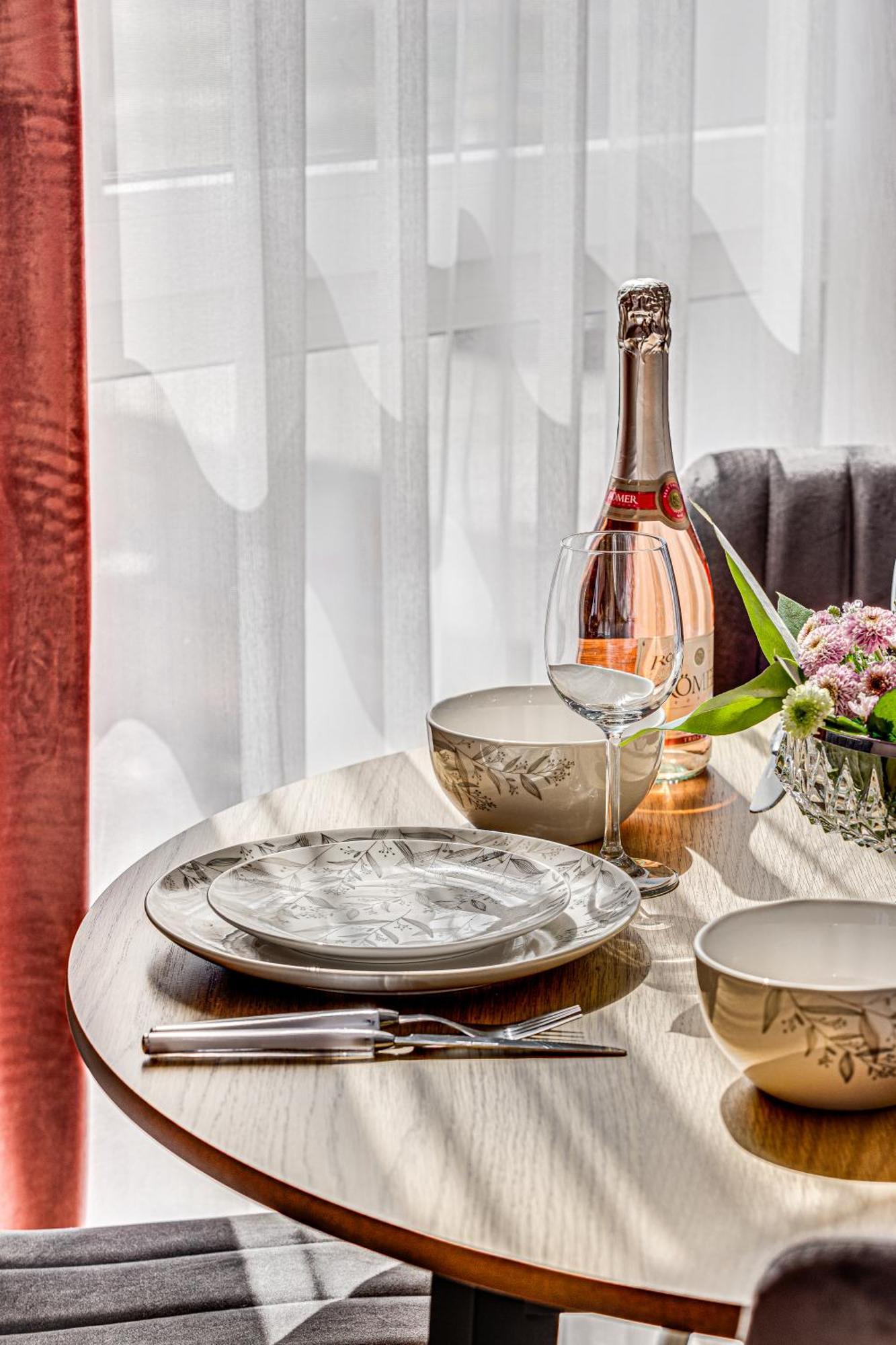 Ari Pink & Turquoise - Afi Mall High-end Apartment *