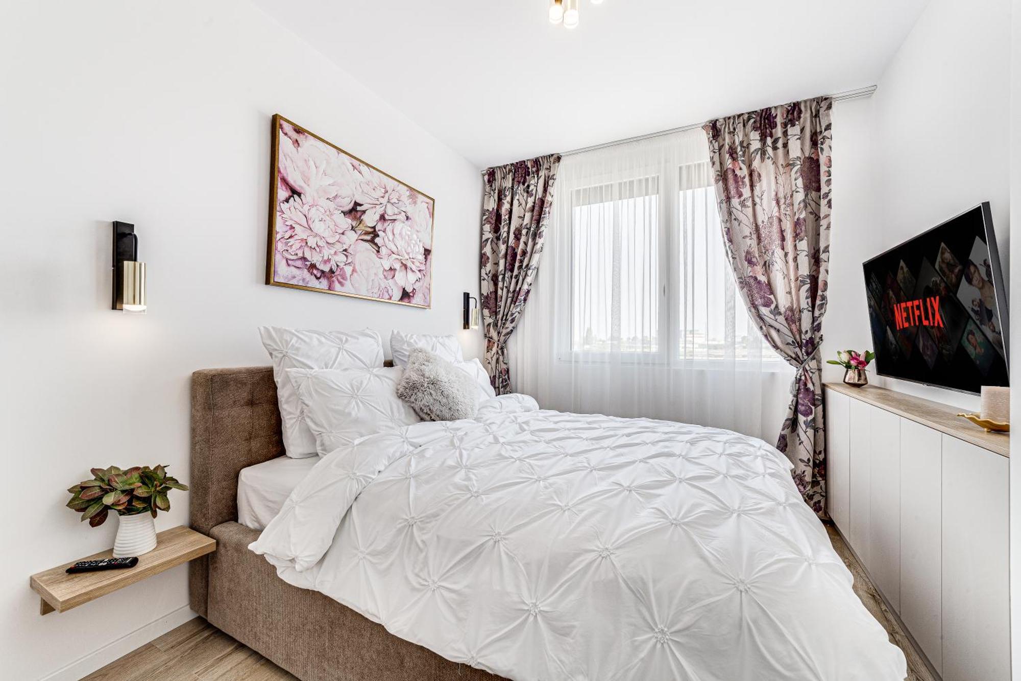 Ari Pink & Turquoise - Afi Mall High-end Apartment