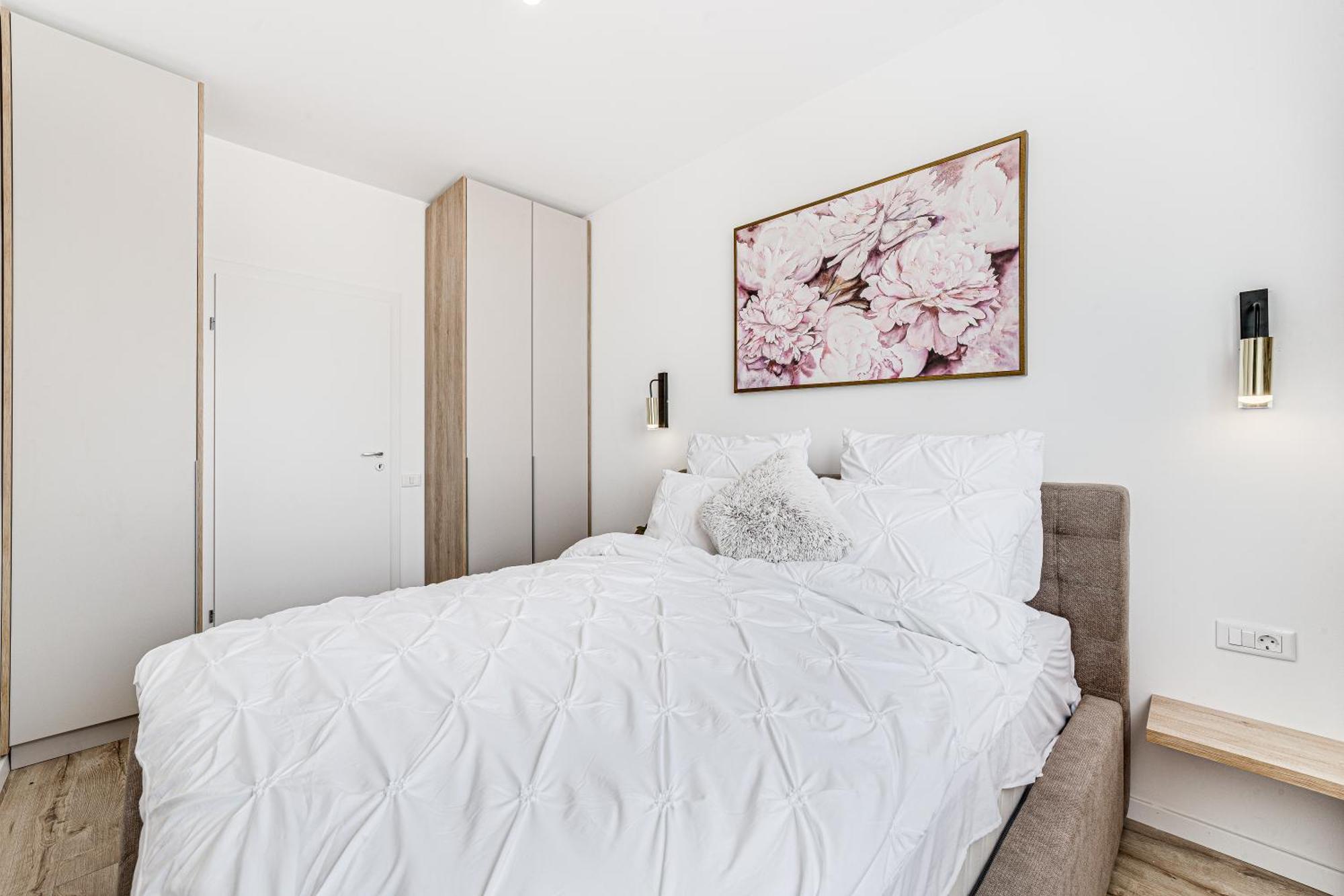 Ari Pink & Turquoise - Afi Mall High-end Apartment